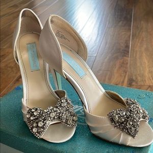 Betsey Johnson SB Gown Ivory Satin shoes 6.5
